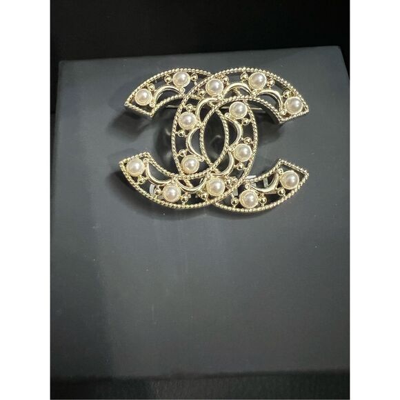 Cc gold tone pearl chanel brooch pin - Picture 1 of 6